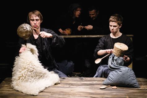 Scena iš spektaklio „Rubinaitis Peliūzė, arba Lietuvio išgyvenimo būdas“