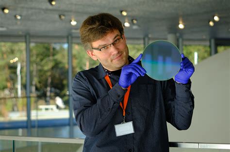 Kūdikis geriantis probiotikų lašus iš šaukštelio