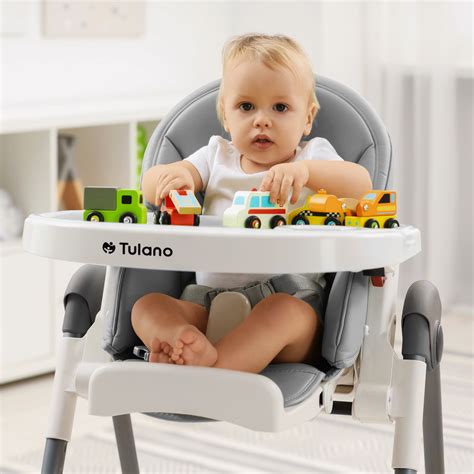 Vaikas BabyBjorn maitinimo kėdutėje sėdėdamas