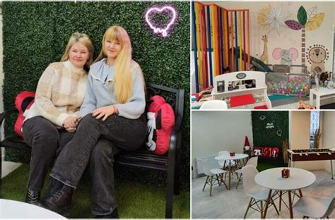 šeima pietaujanti kavinėje su vaikų žaidimų erdve