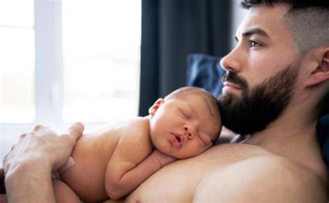 tėtis su naujagimiu odos prie odos