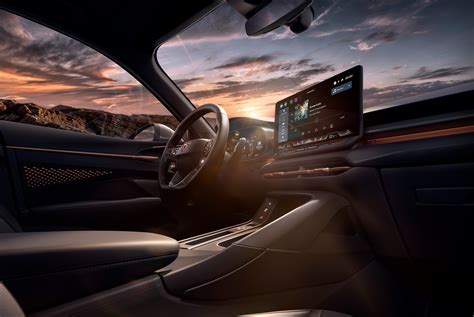 Automobilio salonas su išblukusiu prietaisų skydeliu ir įtrūkusiomis sėdynėmis dėl saulės poveikio