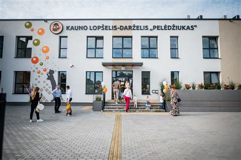 Darželio pastatas su vaikų žaidimų aikštele