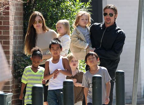 Angelina Jolie ir Bradas Pittas su vaikais (archyvinė nuotrauka)