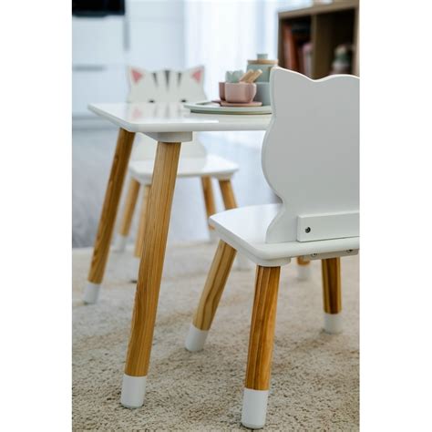 vaikiškas staliukas su kėdutėmis vaiko kambaryje