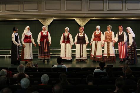 Jaunųjų dainininkų pasirodymas scenoje