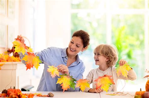 vaikai kuria paveikslus iš rudens lapų ir šakelių