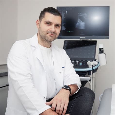 gydytojas konsultuoja porą apie IVF