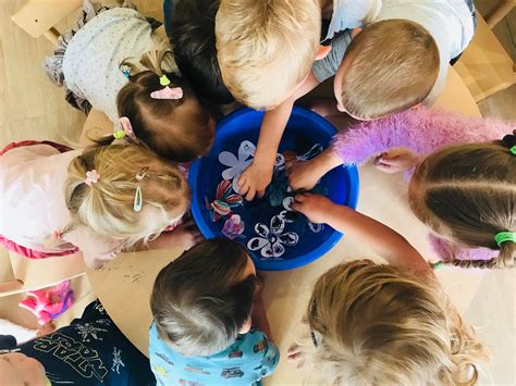 vaikai tyrinėja paukščių alėją darželyje