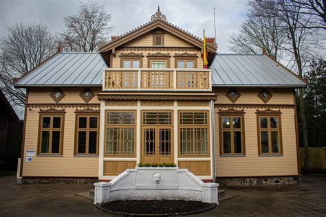 Istorinės auklėjimo priemonės