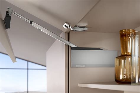 Blum Aventos HF mechanizmas atidarytoje pozicijoje