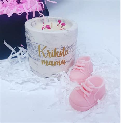 Tortas su vaikiškais batukais pranešant apie nėštumą