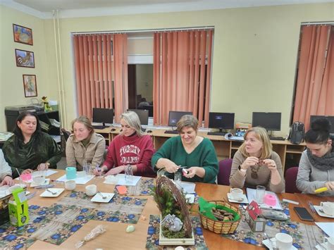 Tėvų seminaro dalyvių grupės nuotrauka diskusijos metu