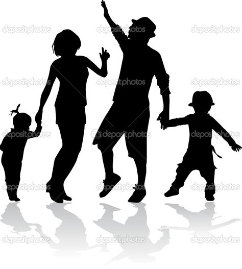 Šeimos siluetas su naujagimiu ir besišypsanti pora