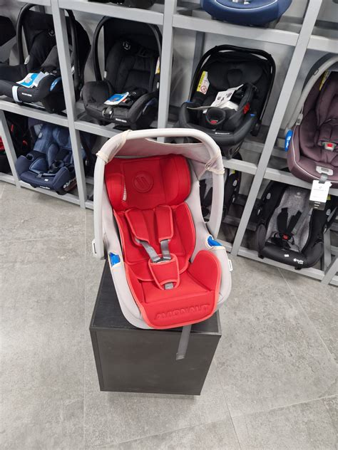 Automobilinė kėdutė, tvirtinama saugos diržais