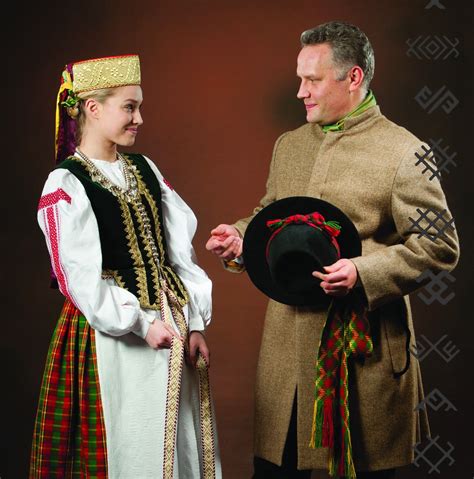 Pora tradiciniais lietuviškais rūbais, apsikeičianti žvilgsniais