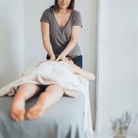Moters pilvo masažas su eteriniais aliejais malšinant menstruacijų skausmą