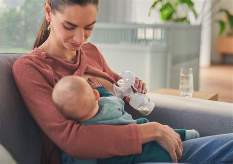 Mamos naudojanti rankinį pientraukį patogioje aplinkoje