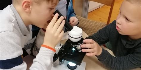 vaikai su mikroskopu