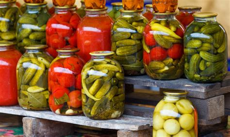 įvairios konservuotos daržovės stiklainiuose