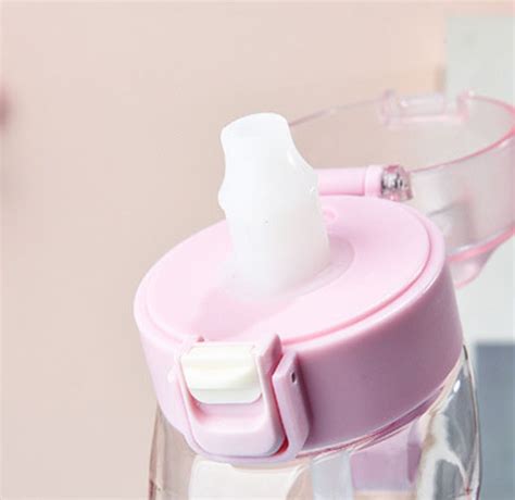 Buteliukas su kūno prausikliu ir vandens lašeliais