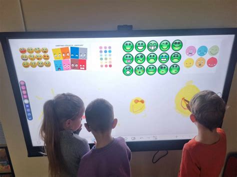 Nuotrauka, vaizduojanti tėvus, kalbančius su vaiku apie jo jausmus