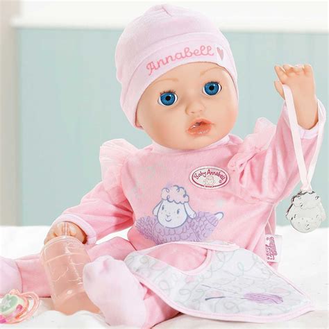 Vaikas žaidžiantis su Baby Annabell