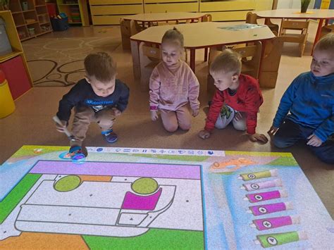 vaikai ikimokyklinėje grupėje susipažįsta su geometrinėmis figūromis per žaidimą