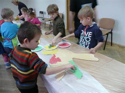 vaikai dalyvauja edukacinėje veikloje Anykščiuose
