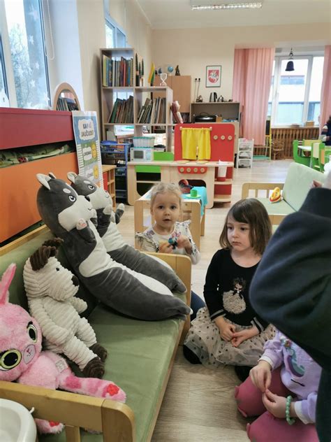 jaukus šuo darželio aplinkoje