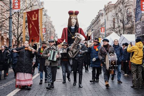 Mokiniai dalyvaujantys Kaziuko mugėje