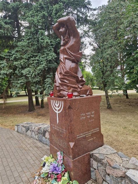 liūdinti motina, iliustruojanti tragediją