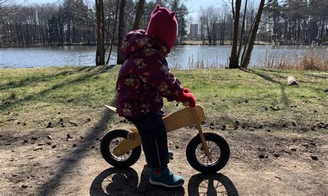tėveliai su sportiniu vežimėliu pasivaikščiojimo metu parke