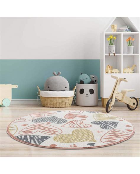 Įvairių formų vaikiški kilimai moderniame kambario interjere