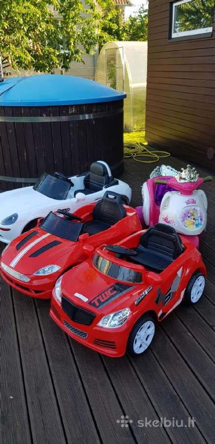 įvairių modelių elektromobiliai vaikams parke