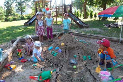 Vaikai žaidžia su įvairiomis priemonėmis darželio grupėje