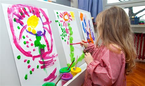 Vaikai piešia ir lipdo dailės studijoje