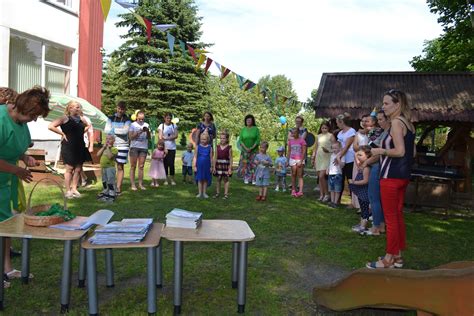 Metų stalas darželio grupėje su gamtos atributika