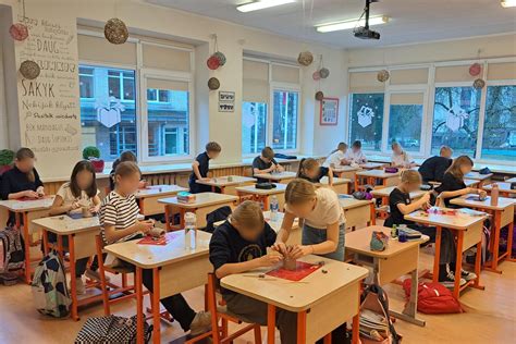 Vaikai lipdo iš molio progimnazijoje