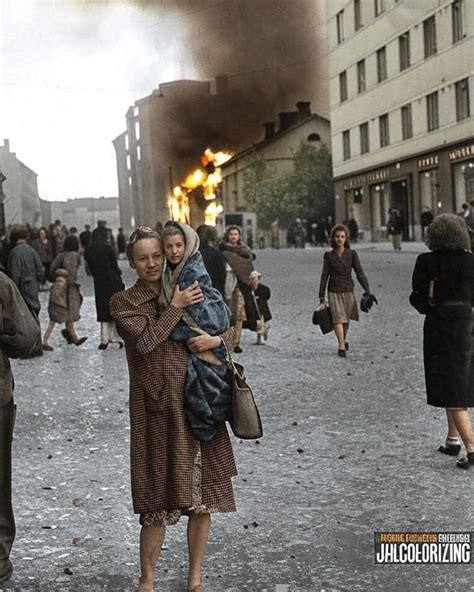 Gedinti motina su vaiku ant rankų, simbolizuojanti netektį