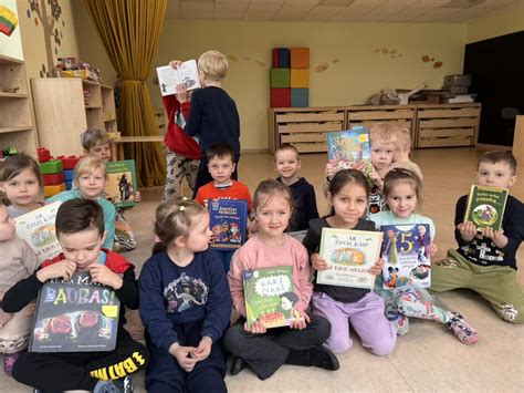 Vaikai skaitymo kampelyje su knygomis