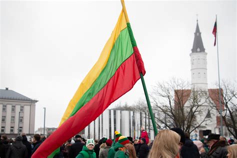 Vaikų piešiniai ir trispalvės vėliavos Vasario 16-osios proga