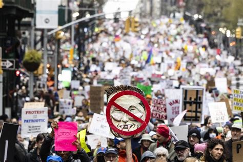 Protestuojančios minios Lenkijos miestų gatvėse