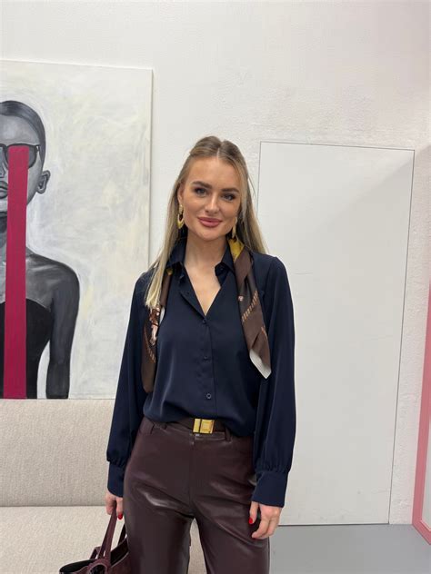 Linksma senolė su skarele