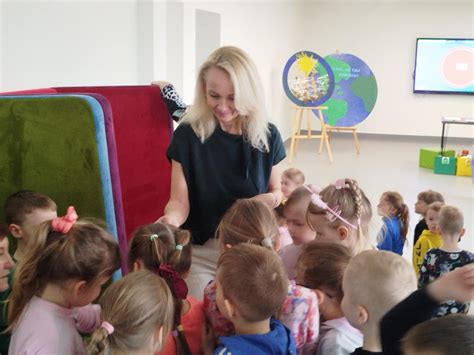 vaikai priešmokyklinio ugdymo grupėje atlieka kūrybines veiklas