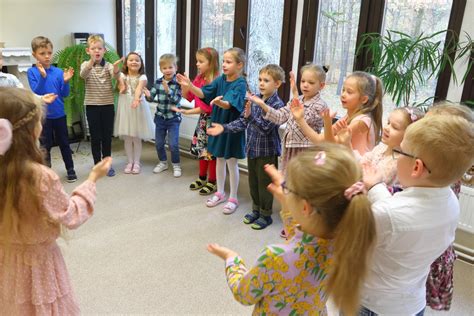 Vaikai ir seneliai švenčia Senelių dieną