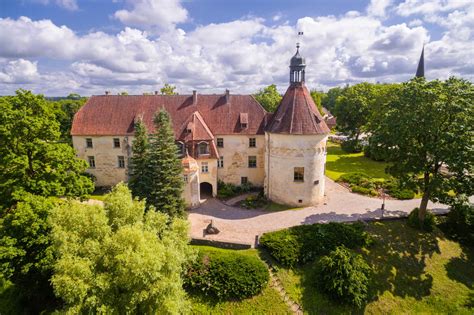 Viduramžių kunigas moko vaikus katechizmo