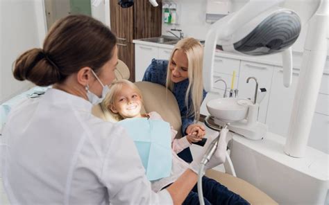 Tėvai nuramina vaiką prieš vizitą pas odontologą