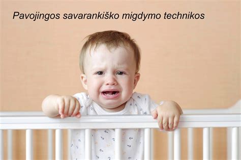 vaikas per didinamąjį stiklą tyrinėja rudeninį lapą