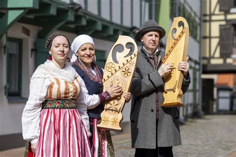 Lietuvių liaudies dainininkai su tradiciniais instrumentais